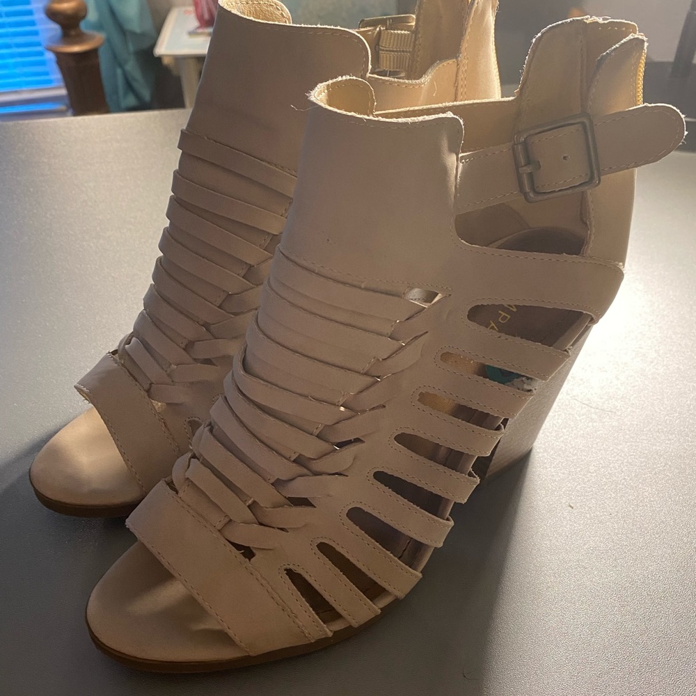 Rampage women’s sandal size 8 beige